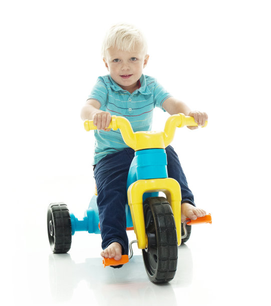 小男孩骑着三轮车图片下载