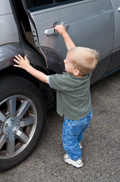 小男孩打开车门图片下载