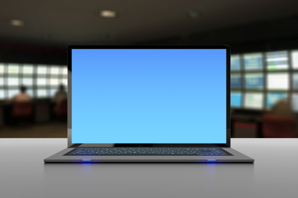 桌上放着笔记本电脑，现代办公背景中可见图片下载