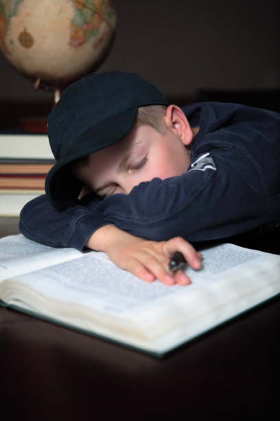 做作业时睡着图片下载