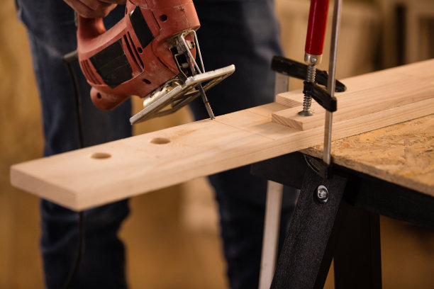 在车间使用手锯的木匠图片下载