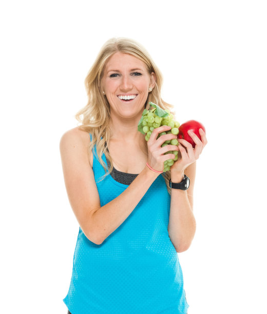 微笑的女运动员拿着水果图片下载