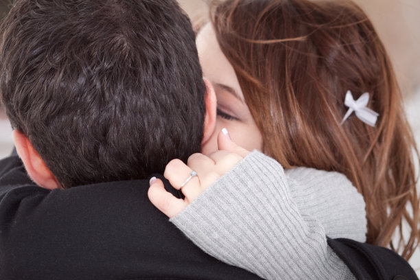 浪漫的男女年轻夫妇拥抱图片下载