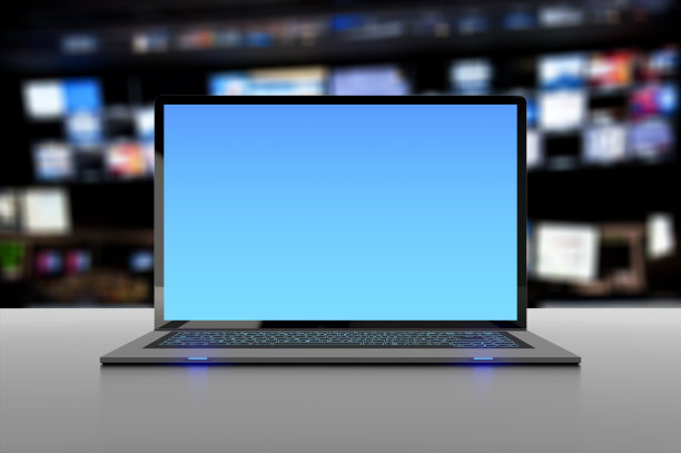 桌上放着笔记本电脑，现代办公背景中可见图片下载