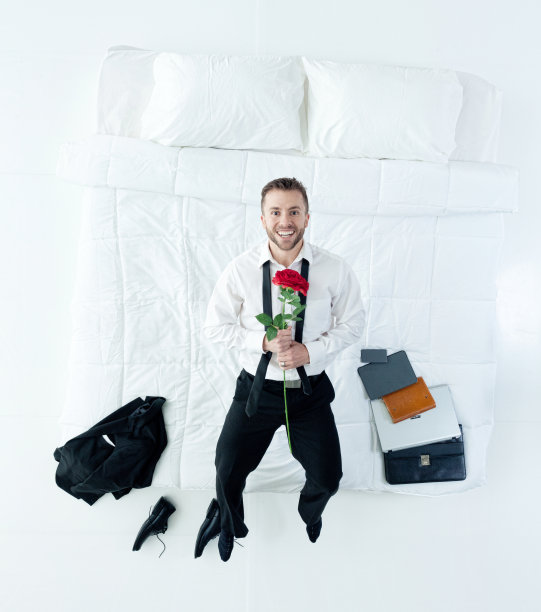 以上商人抱着玫瑰的观点图片下载