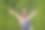 享受着大自然。年轻女子举起双臂享受着图片下载
