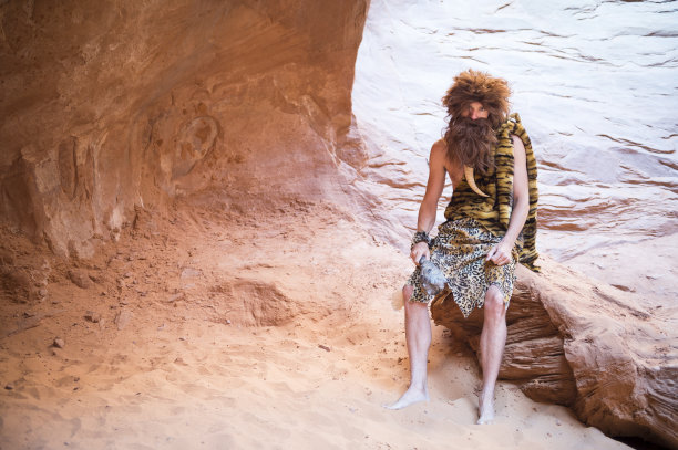 坐在山洞里的穴居人图片下载