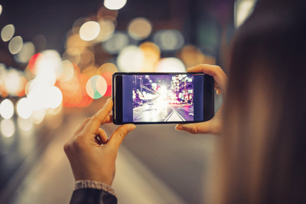 城里有个拿着智能手机的女孩图片下载