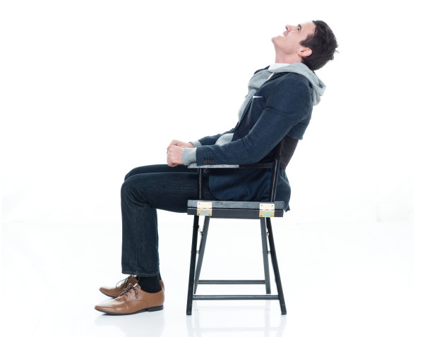 坐在椅子上微笑的男人抬起头来图片下载