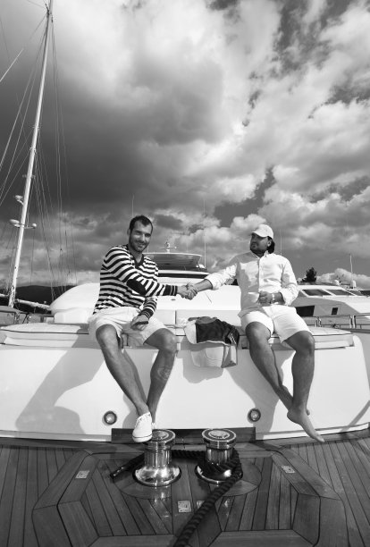 在豪华游艇上开会的商人。握手图片下载