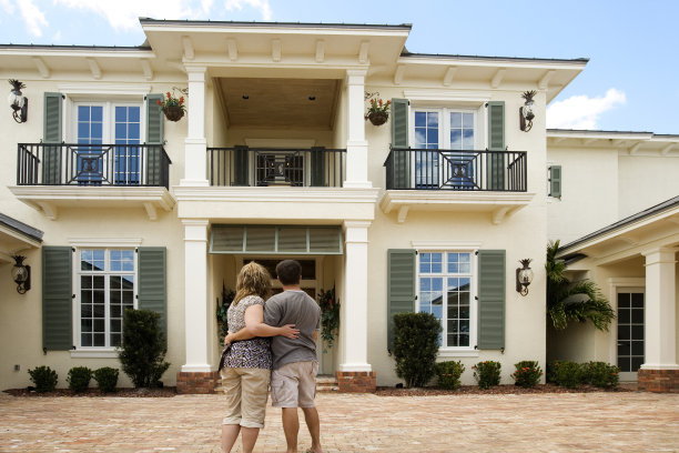 幸福的已婚夫妇为新家购物说再见图片下载