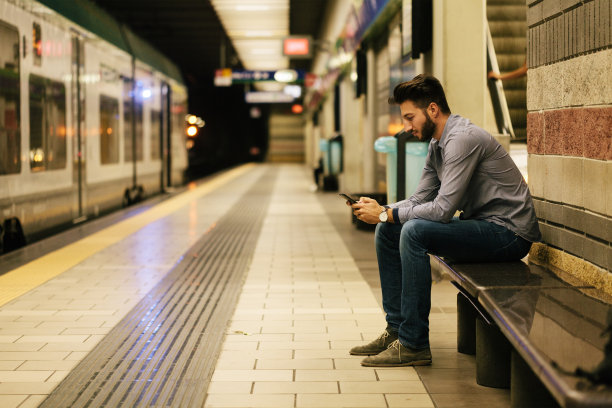 商人在地铁站使用手机图片下载