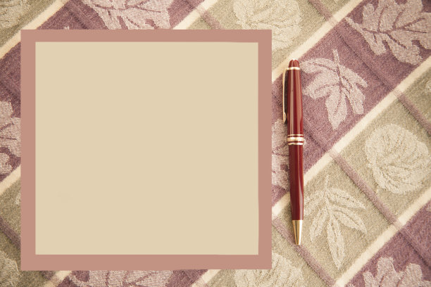 秋天的背景。空白记事本，落叶笔。图片下载