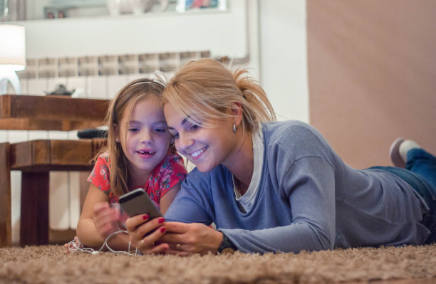 晚上和妈妈。图片下载