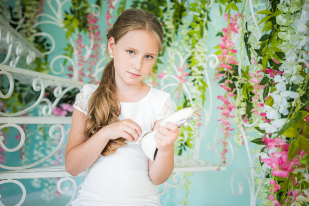 女孩清洁鞋子图片下载