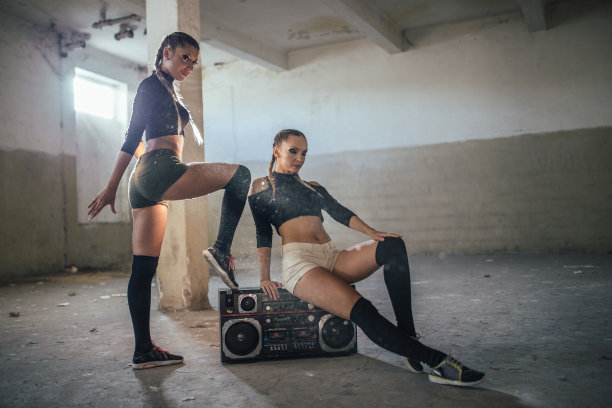 两个舞者图片下载