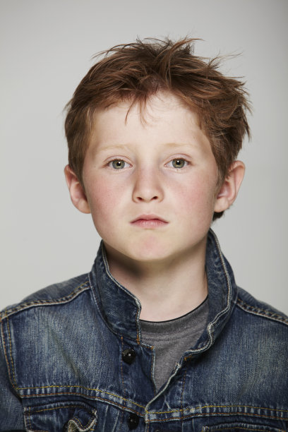 一个普通男孩的肖像图片下载