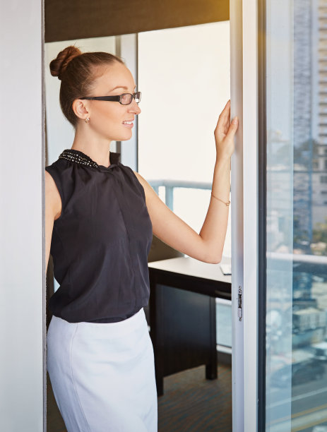 可以看到城市风景的房间…图片下载