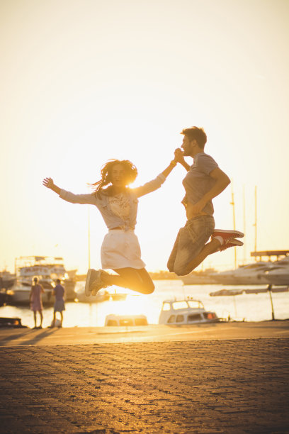 一对夫妇在空中跳图片下载