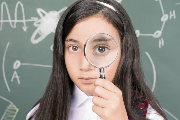 放大镜的女孩图片下载