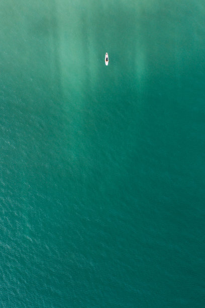 人在海上冲浪的鸟瞰图图片下载