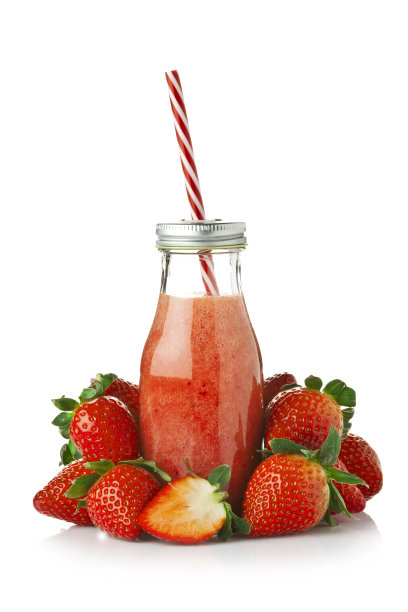 瓶中的草莓汁被隔离在白色背景上图片下载