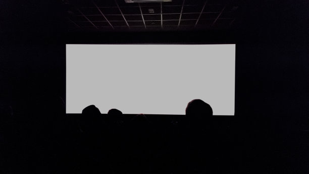 可以看到银幕的电影院观众室图片下载