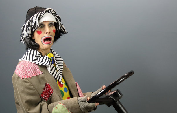 惊恐的女小丑司机图片下载