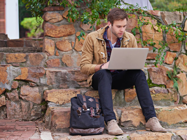 他对学习很认真图片下载