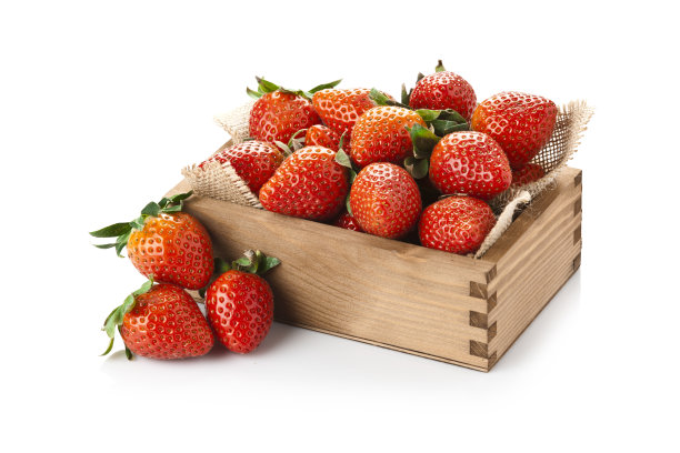 木箱装满了新鲜的有机草莓孤立在白色的背景图片下载