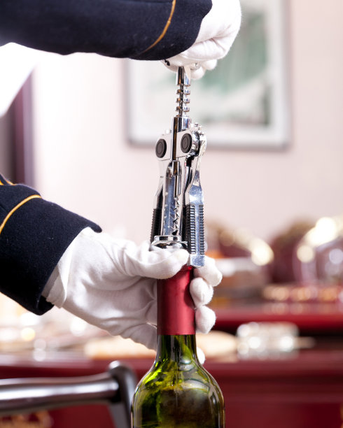 侍者的手打开了一瓶酒。图片下载