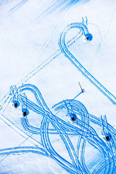 雪地上的机械痕迹图片下载
