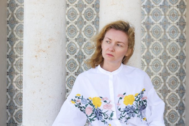 一个年轻漂亮的女人的肖像。图片下载