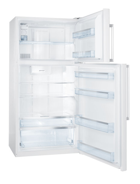 打开空冰箱(与白色背景上的剪切路径隔离)素材图片