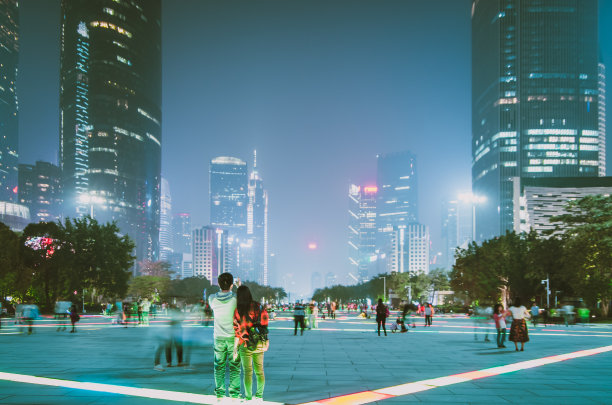 游客参观城市夜景图片下载