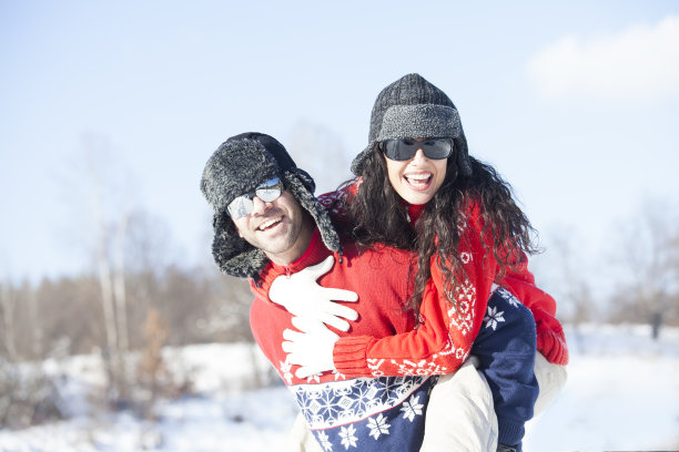 年轻夫妇的肖像图片下载