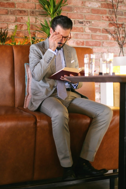 年轻有风度的大胡子男人在看书图片下载