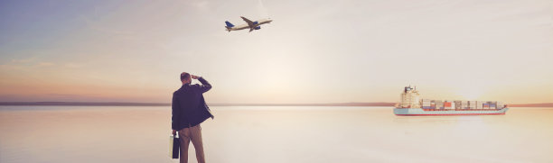 商人环顾四周。图片下载