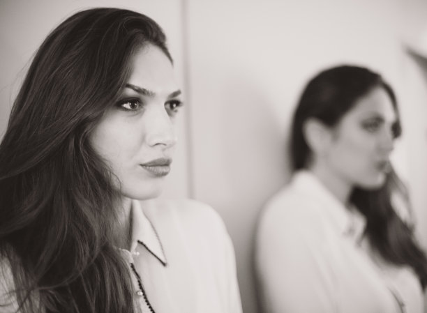 性感女人和她在镜子里的倒影图片下载