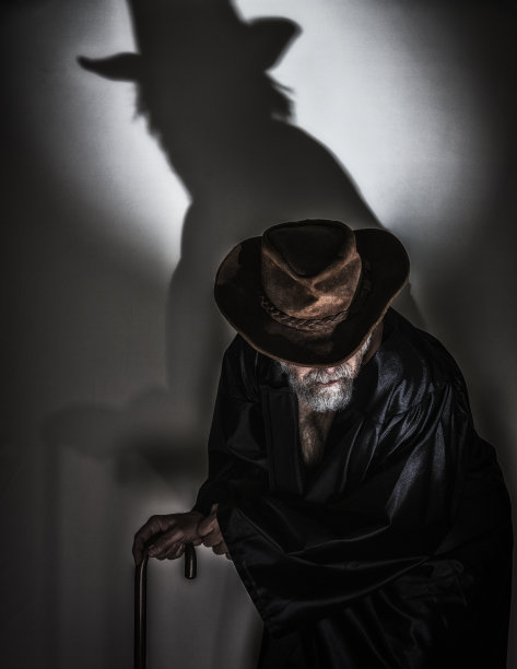 暗夜影老人图片下载