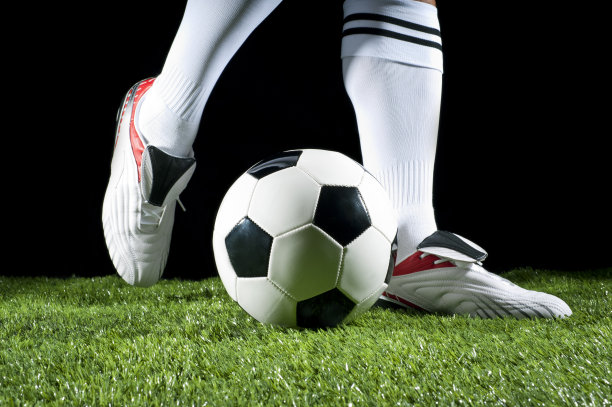 足球运动员踢球的特写图片下载