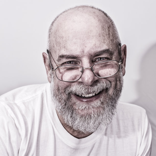 白色t恤微笑的老人肖像图片下载