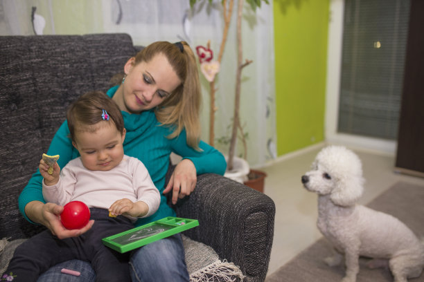 妈妈和女儿和宠物玩图片下载