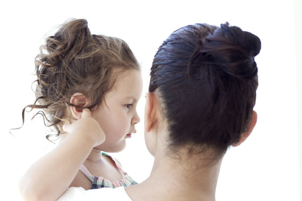 婴儿在母亲的怀抱释放eksik。图片下载