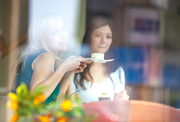 最好的朋友在咖啡馆聊天图片下载
