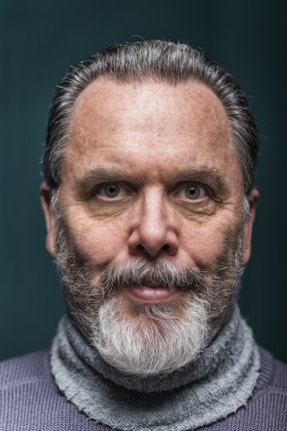 一个粗犷的中年人的肖像，留着灰白的胡子图片下载