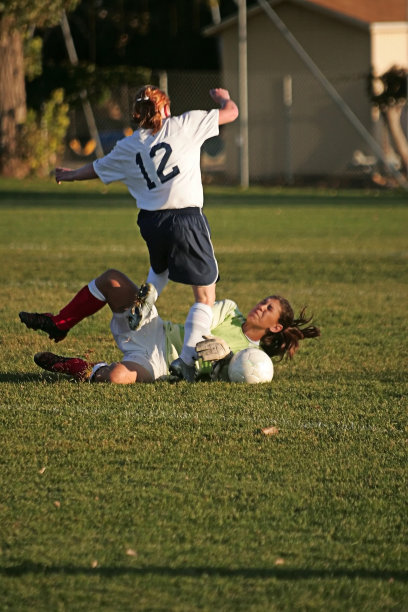 女足球守门员挑战前锋图片下载