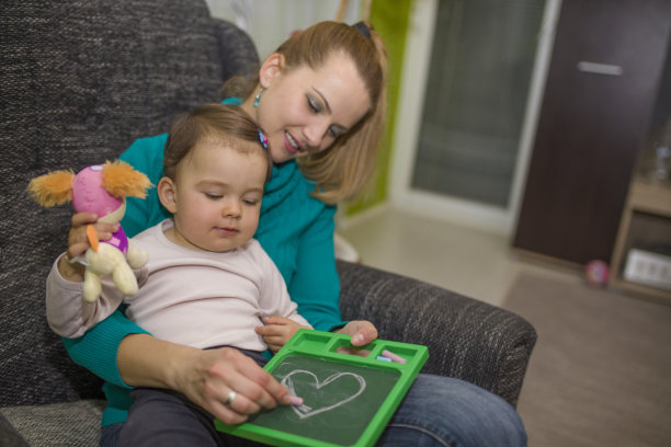 妈妈和她的小女儿图片下载