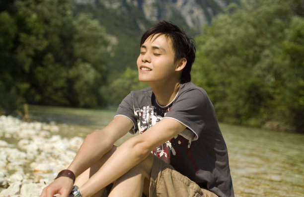 少年在河边放松图片下载