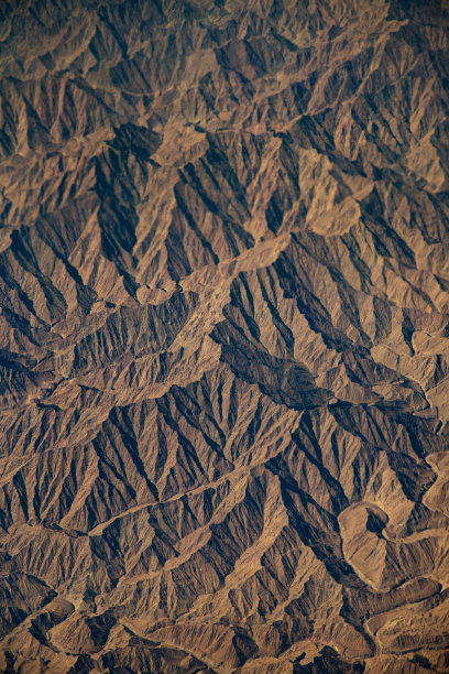 高山在沙漠，鸟瞰图片下载